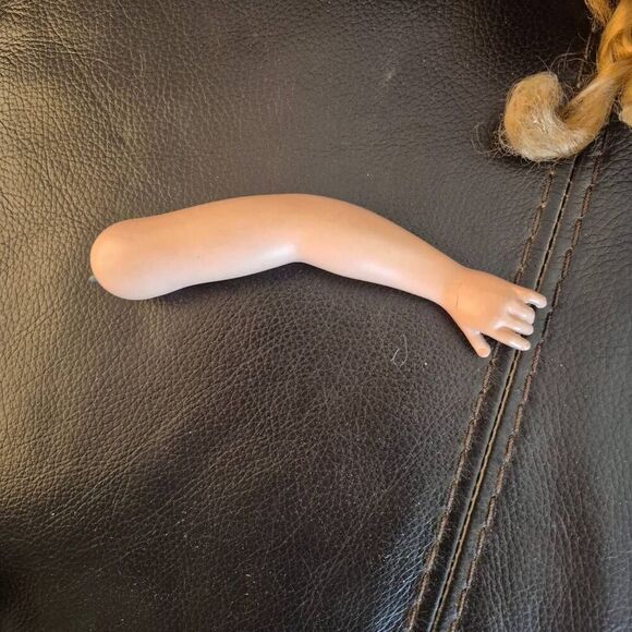 Doll Parts, Vintage 2 legs, 1 body, 1 head & 2 arms - Picture 7 of 16